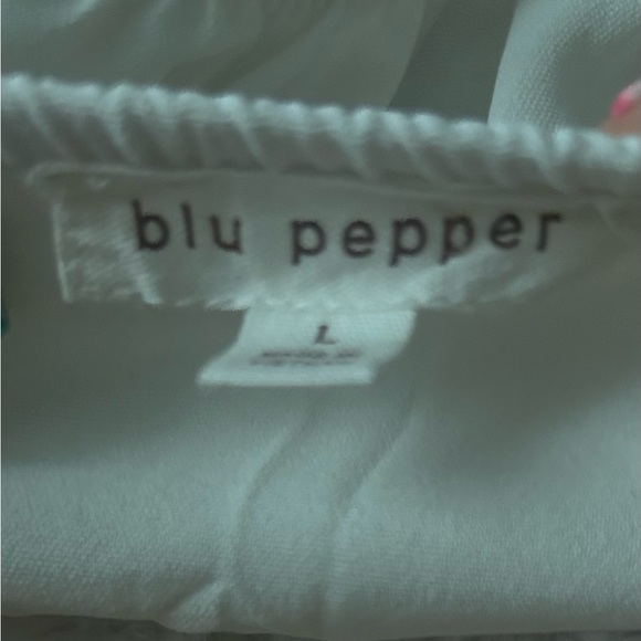 white blouse, sleeves can be worn off the shoulder, bow that ties in the back. - Picture 3 of 3